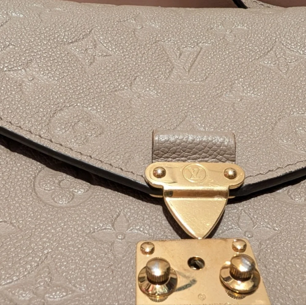 Louis Vuitton Pochette Metis Monogram Women Bag